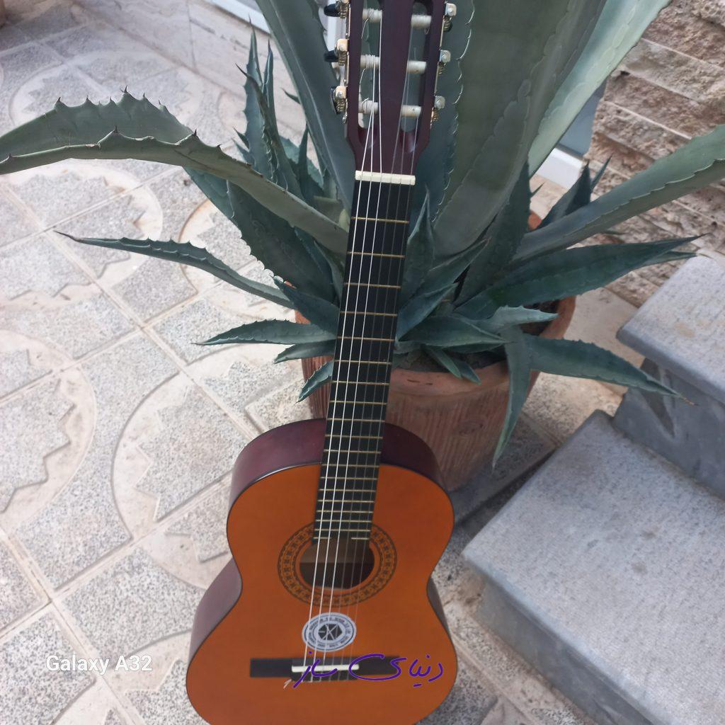 گیتار نوع بارسلونا CG10 سایز ۳/۴ کرم رنگ بدون استفاده ونو